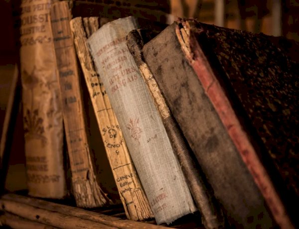 Keping Kedelapan: Buku-Buku, Memori, dan Semua yang Usang